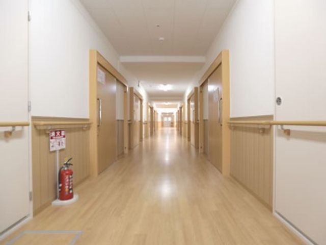 明るく広い廊下 廊下 手すりが備わった廊下は歩行補助に配慮されており、温かみのある色合いで訪れる人をやすらぎで迎えます。