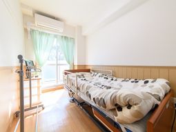 快適な個室のベッドと窓