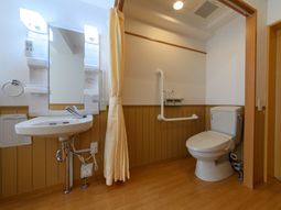 バリアフリーの洗面所設備