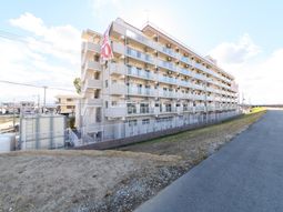 明るい外観の建物