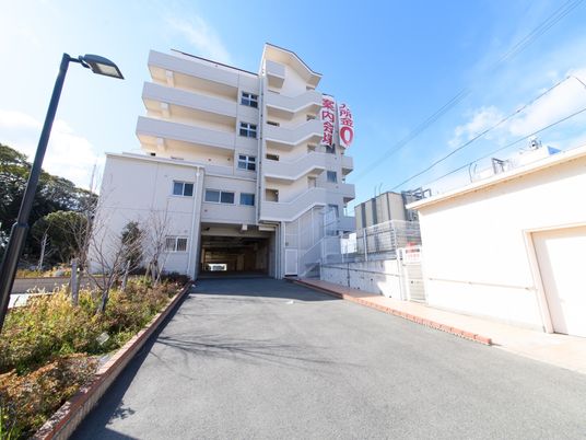 白い建物の外観