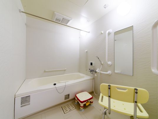 施設の写真 浴室そのものは一般家庭にあるものと変わりはないので、抵抗感なく使用することが可能。踏み台もあるので、身体を支えるのに安心である。