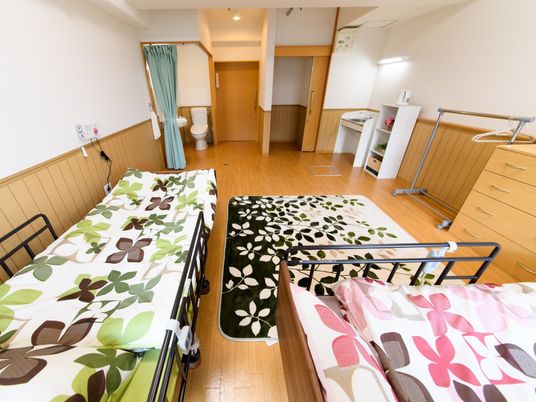 居室のベッドとトイレ