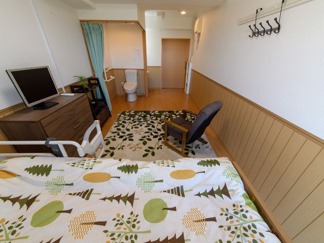 居心地の良い居室風景 居室 落ち着いた色合いの居室です。デスクやイスが備えられ、快適な個人空間をご提供します。