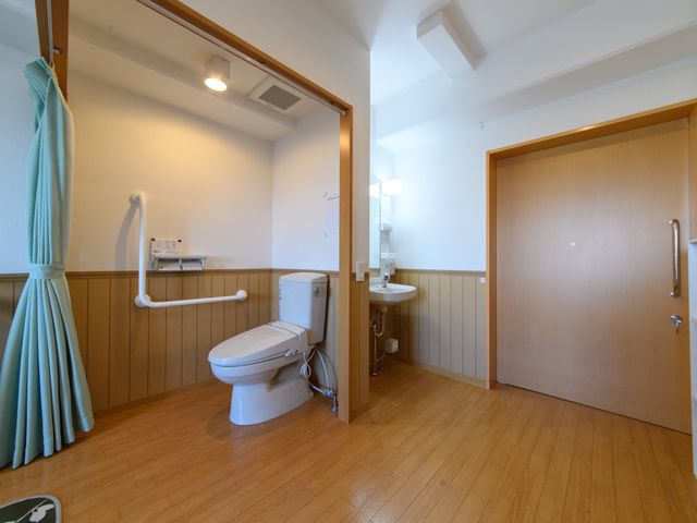 バリアフリートイレ トイレ ゆったりと使えるトイレスペースです。手すりが完備されており、安全に配慮された設計になっています。