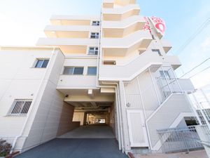 多階層の建物の外観
