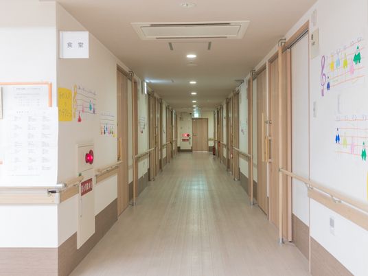 明るく広い施設の廊下
