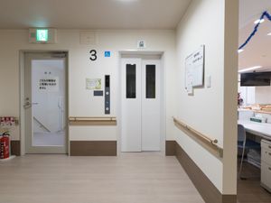 清潔で広々とした廊下