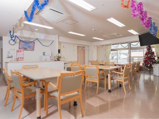 広々とした明るい食堂