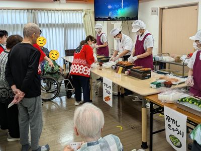 料理提供中のダイニング