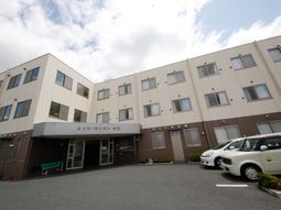 明るい外観の建物