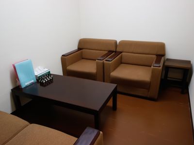 茶色のソファがある部屋