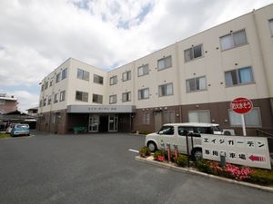 ゆったりとした外観の建物