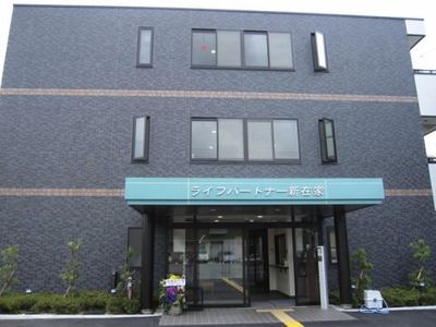 清潔な建物の正面玄関