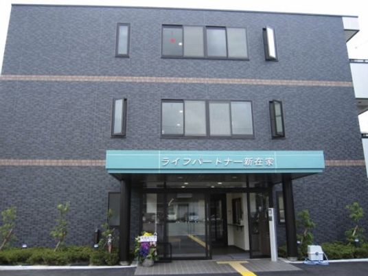 清潔な建物の正面玄関