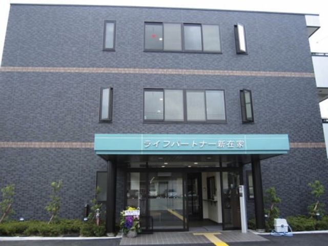 清潔な建物の正面玄関