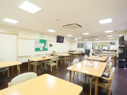 明るい食堂の様子