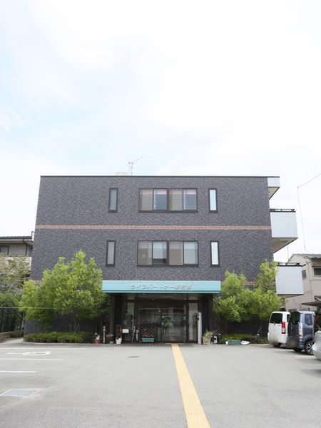 モダンな外観の建物