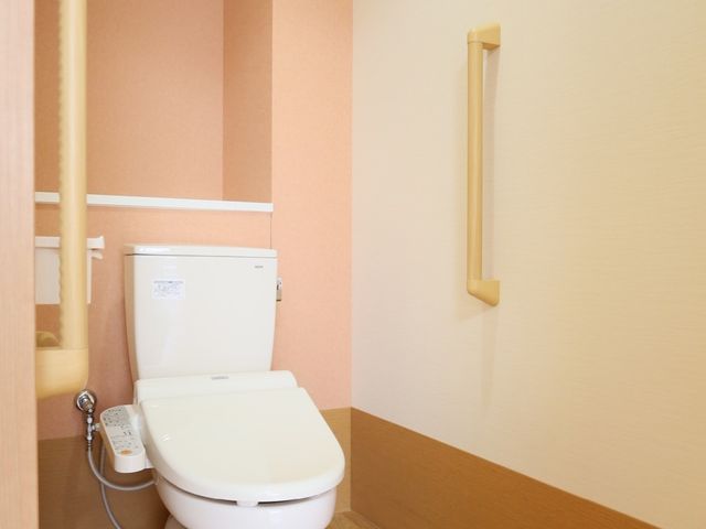 バリアフリートイレ トイレ 快適にご利用いただけるよう、手すりを設けた清潔感のあるトイレです。安全かつ自立を支援する設計になっています。