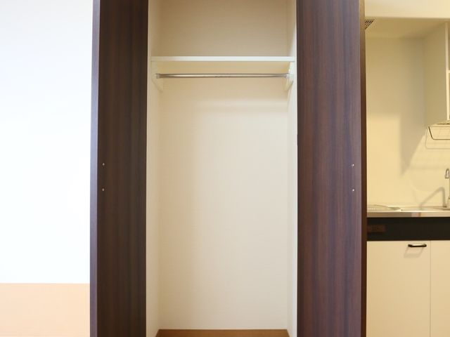 洗面台の上の棚 収納 シンプルで機能的なデザインの洗面スペースです。日々の身支度に必要な物を整理できる棚が備え付けられています。