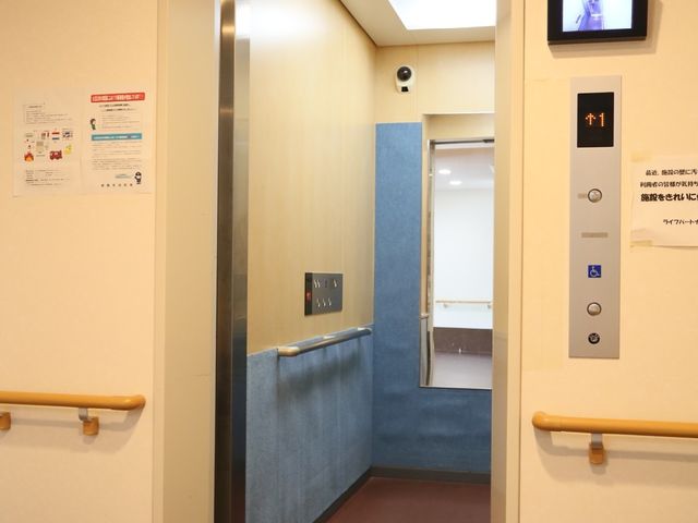 エレベーター内部の配備 エレベーター 安全で利用しやすいエレベーターが設置され、手すりや大きな操作ボタンが備わっております。