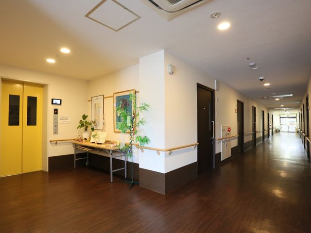 広々とした快適な廊下 通路 手すりが整った安全な通路です。働く際には、ご高齢の方が安心して歩ける環境が整っています。