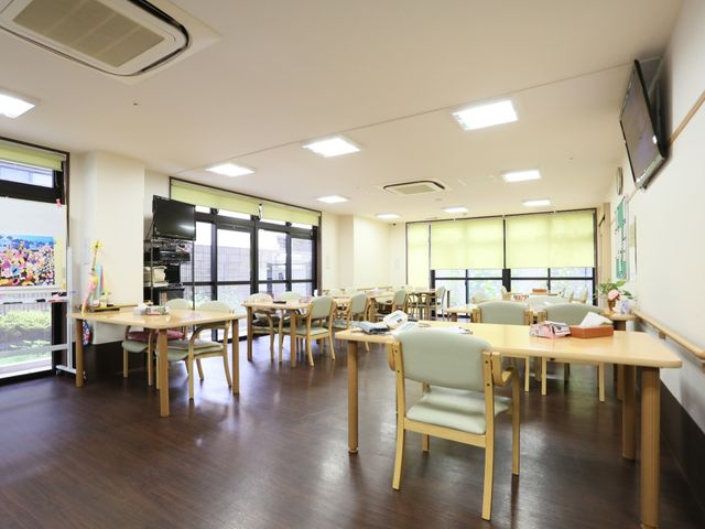 広々とした明るい食堂 食堂 光が差し込む清潔な食堂で、皆様のコミュニケーションの場を提供しています。テーブルごとに座りやすい椅子が用意され、快適な食事時間を過ごせます。