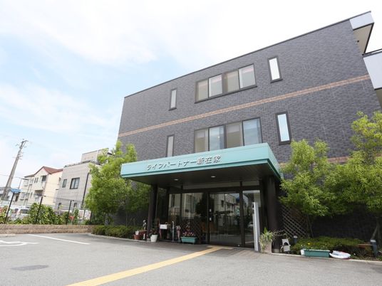 施設のエントランス外観
