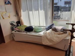 明るい居室の一角