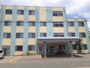 明るい外観の建物エントランス