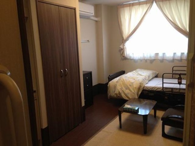 落ち着いた色合いの居室 居室 プライバシーを重視した落ち着いた居室です。日々の生活に必要な家具が整っており、安心して過ごせる空間となっています。