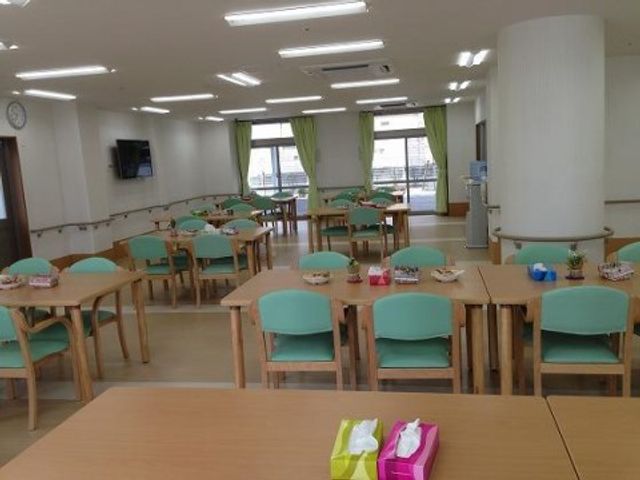 明るい広々食堂 食堂 広々とした食堂は、落ち着いた色合いの家具と明るい光が満ちており、快適な食事時間を過ごせる環境が整っています。
