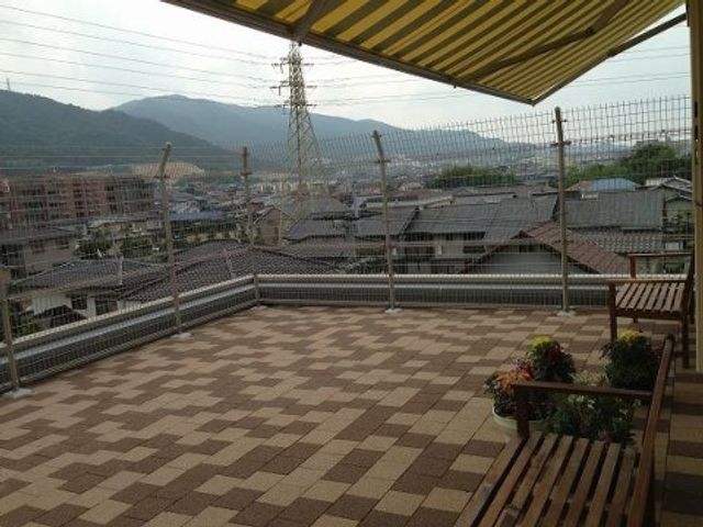 広々とした開放的なテラス 屋上 屋外の空気を感じながらのひとときを楽しめる広いテラスです。安全を考慮した手すり完備で、景色を眺めながらの休憩に最適です。
