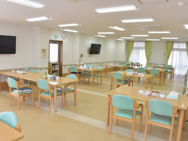 広々とした食堂の様子 食堂 明るく開放的な食堂では、ゆったりとした空間での食事や交流が楽しめます。窓からの自然光が心地よい雰囲気を醸し出しています。
