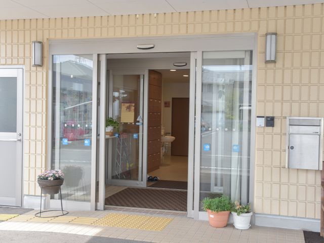 入口の明るいエントランス