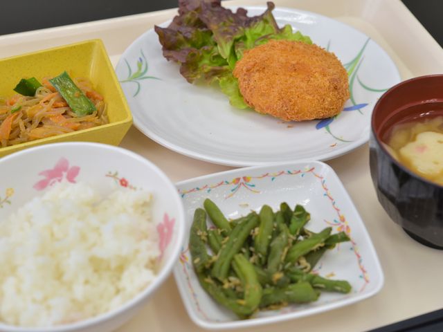 バランスの取れた食事内容 ある日の食事 栄養満点の美味しい食事が提供されており、健康を支える食生活を重視しています。働く上でこのような献立を提供できる環境は魅力的です。