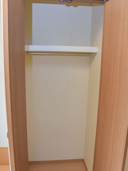 明るい木目のクローゼット