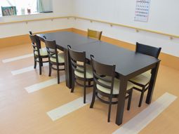 シンプルなダイニングテーブル