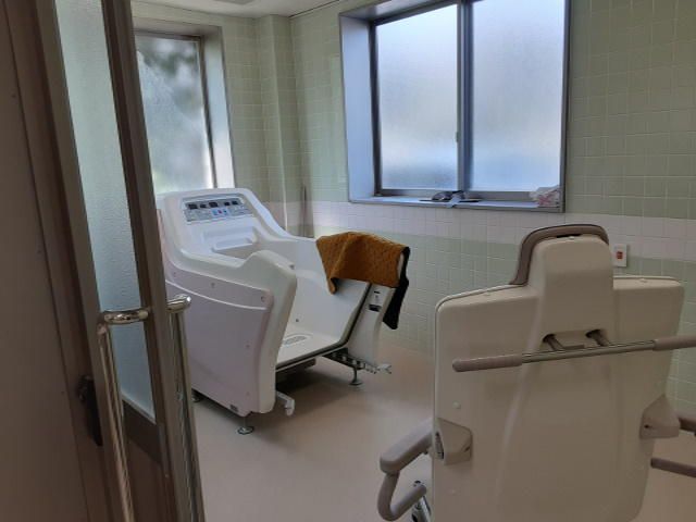ゆったりした浴室風景 浴室 清潔感あふれる浴室です。安心してお使いいただけるよう、椅子や手すりが設置されています。