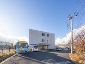 バス停留所付き外観