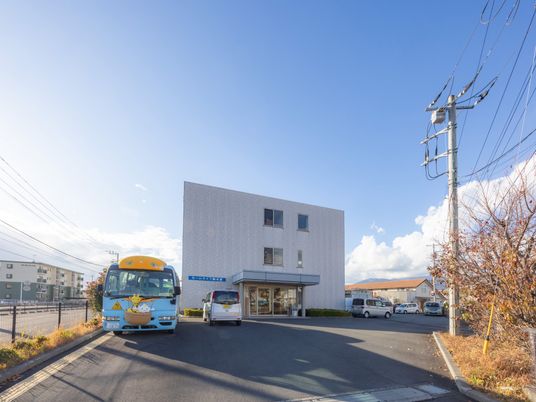 バス停留所付き外観