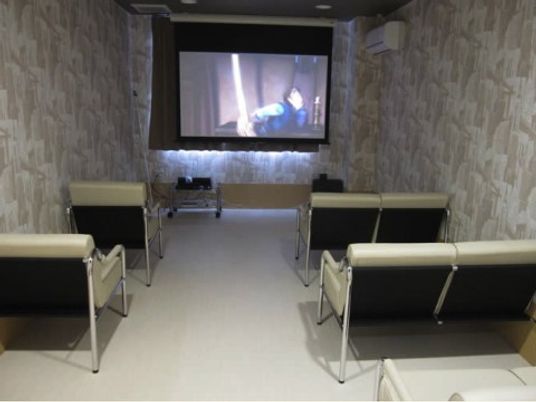 館内にはシアタールームを完備している。ゆとりのある大きな椅子で、ゆったりと映画を楽しむことができる。