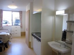 明るい居室の一角