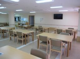 広々したシンプルな食堂