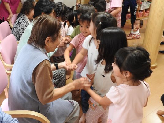 交流する人々の活動