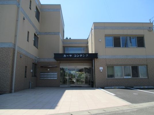 清潔感のある建物エントランス