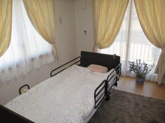 明るい個室の居室