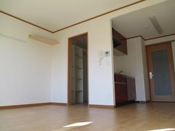 明るい居室の一室