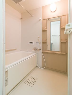 手すり付き浴室の内部