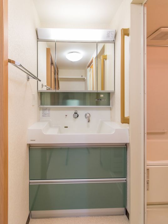 清潔な洗面台のある空間